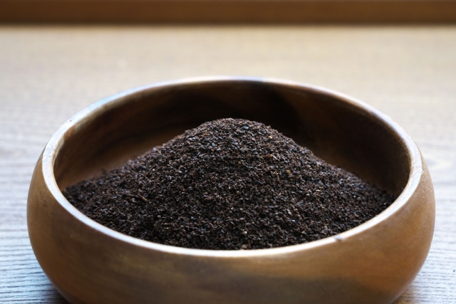 木の椀に盛られた乾燥した紅茶葉