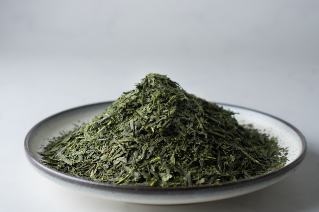 皿に盛られた緑茶の粉末